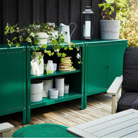 Holdbare møbler som kan brukes både inne og ute skap til uteplassen fra IKEA